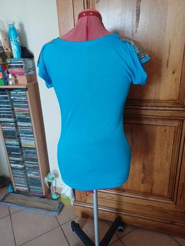 T shirt azul con cabeza de muerte negra con strass en los hombros nuevo – photo 6